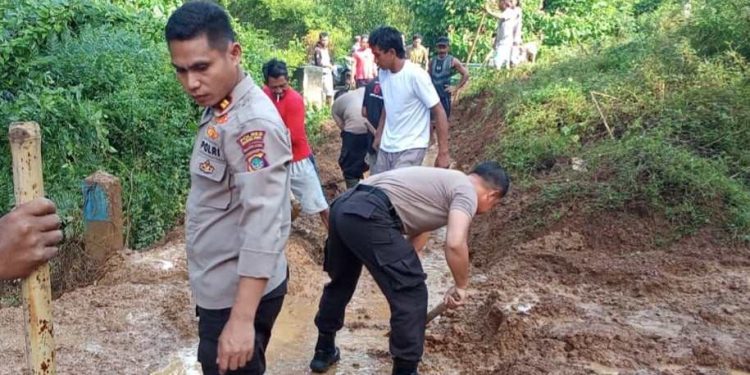 Banjir Dan Tanah Longsor Terjadi di Dua Desa, Kapolsek Pinogaluman Turun Tangan 