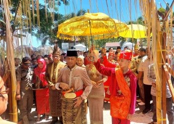 Prosesi Penyambutan Adat Penjabat Bupati Bolmong Berlangsung Sakral