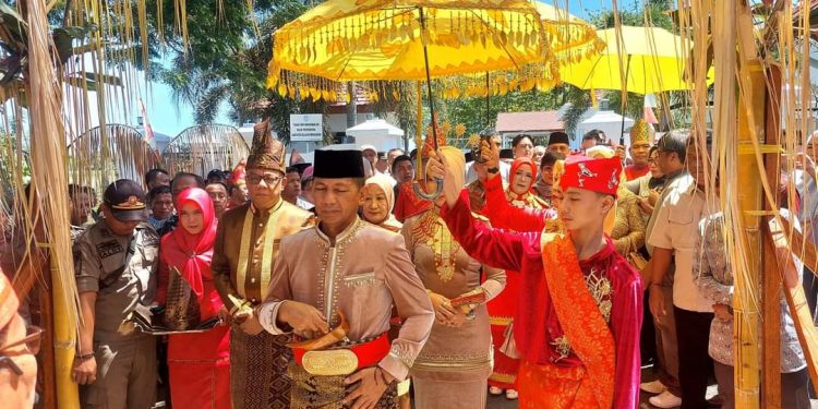 Prosesi Penyambutan Adat Penjabat Bupati Bolmong Berlangsung Sakral