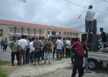 Aliansi Pemuda Peduli Buruh Demo Polres Bolmut, Buntut Kecelakaan Kerja di PLTU Binjeita 