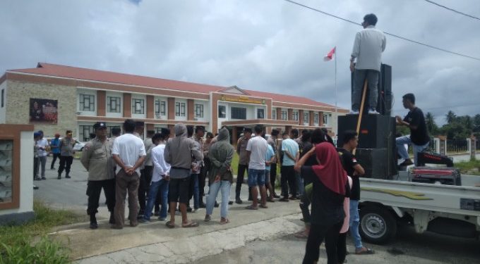 Aliansi Pemuda Peduli Buruh Demo Polres Bolmut, Buntut Kecelakaan Kerja di PLTU Binjeita