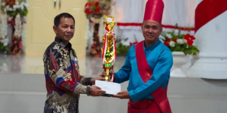 Inspektorat Daerah Terima Tropi dan Piagam Juara I Lomba Tari Dana-Dana