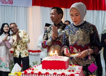 Jusnan dan Istri Tercinta Potong Kue di Malam Kenegaraan Peringatan HUT RI ke 79