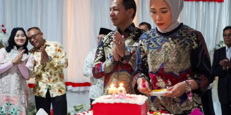 Jusnan dan Istri Tercinta Potong Kue di Malam Kenegaraan Peringatan HUT RI ke 79
