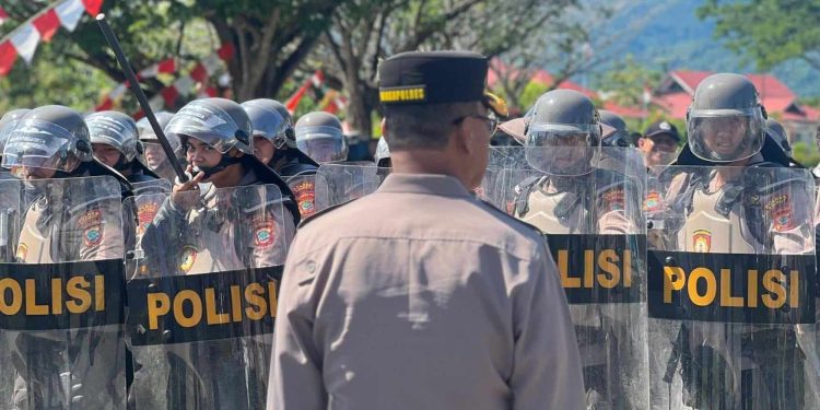 53 Personel Polres Bolmut Kawal Pendaftaran Calon Kepala Daerah di KPUD Bolmut