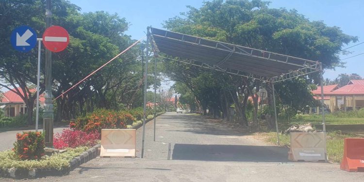 Polisi Dan Dishub Rekayasa Lalin Depan Kantor KPUD Bolmut