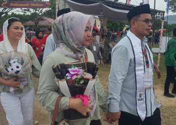 Momen Sang Istri Ening Adam Genggam Tangan Sirajudin Saat Daftar di KPUD Bolmut