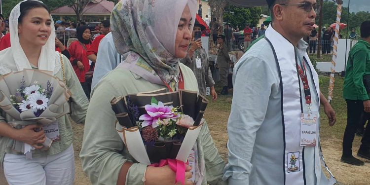 Momen Sang Istri Ening Adam Genggam Tangan Sirajudin Saat Daftar di KPUD Bolmut