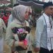 Momen Sang Istri Ening Adam Genggam Tangan Sirajudin Saat Daftar di KPUD Bolmut