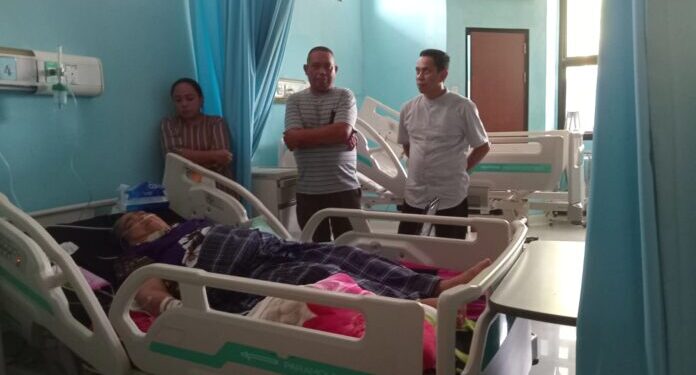 Jenguk Pasien Di RS. Pobundayan Sosok Suri Taudalan Tercermin Dalam Pribadi dr.Weny Gaib 