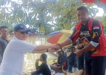 Pjs Bupati Boltim Lukman Lapadengan Serahkan Doorprize Mancing Galatama