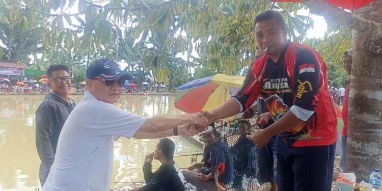 Pjs Bupati Boltim Lukman Lapadengan Serahkan Doorprize Mancing Galatama