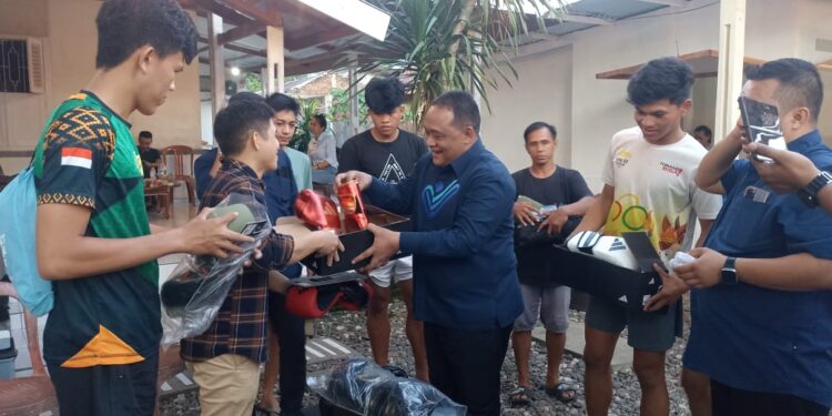 Sasana Petinju se Kotamobagu Terima Bantuan Kepala BP2MI RI Benni Rhamdani