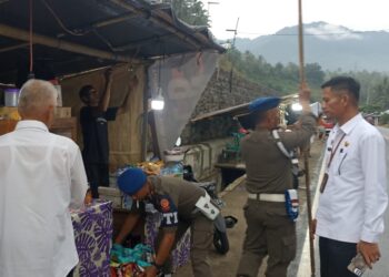 Satpol PP Tertibkan Lapak Pedagang Korit Komangaan