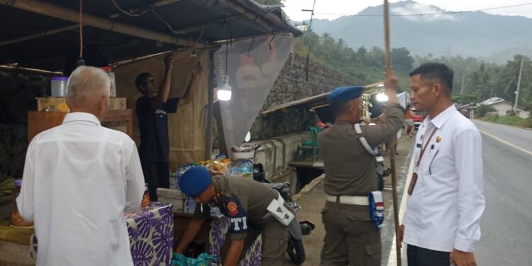 Satpol PP Tertibkan Lapak Pedagang Korit Komangaan