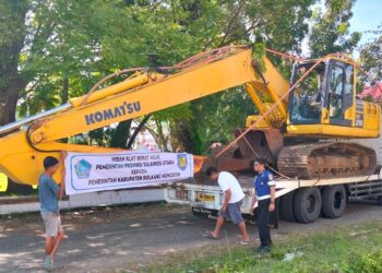 Pemda Bolmong Terima Hibah Excavator Pemrpov Sulut