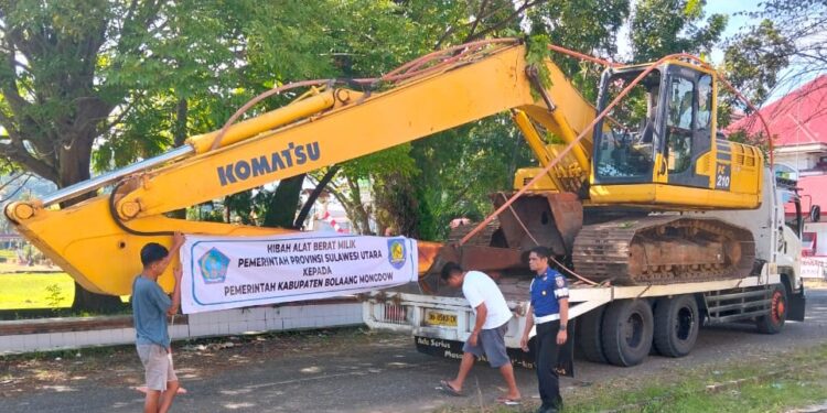 Pemda Bolmong Terima Hibah Excavator Pemrpov Sulut