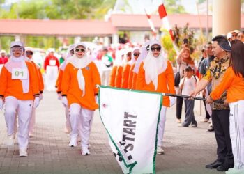 Ketua TP-PKK Bolmong Jadi Peserta Lomba Gerak Jalan