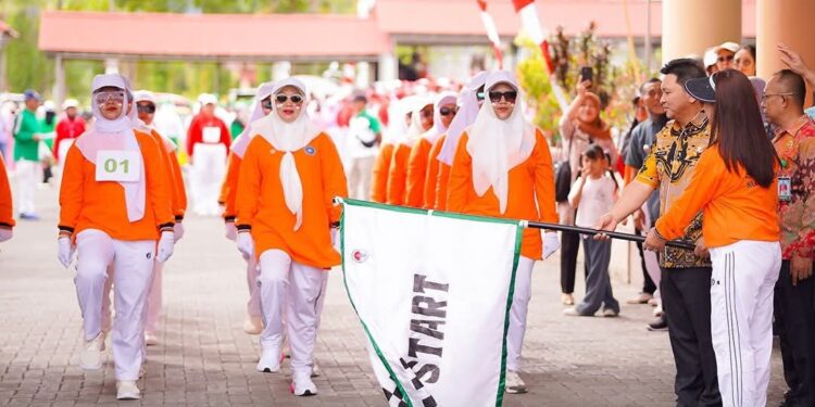 Ketua TP-PKK Bolmong Jadi Peserta Lomba Gerak Jalan