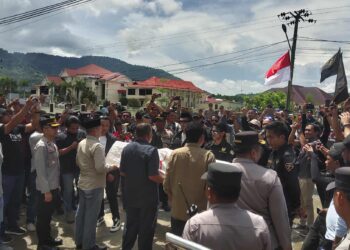 Keranda Mayat Jadi Kado Spesial Peserta Unjuk Rasa di DPRD Boltara 
