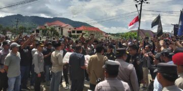 Keranda Mayat Jadi Kado Spesial Peserta Unjuk Rasa di DPRD Boltara