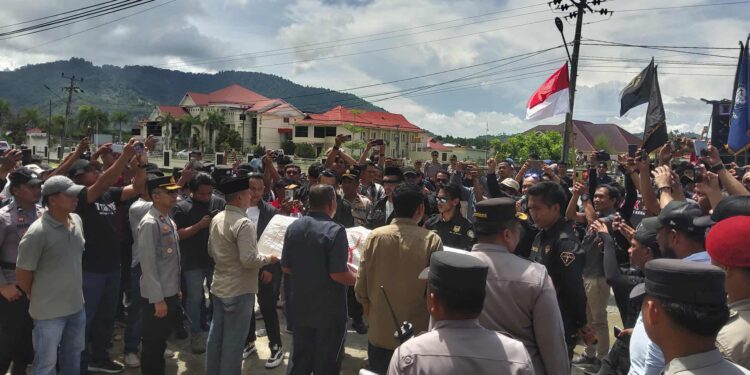 Keranda Mayat Jadi Kado Spesial Peserta Unjuk Rasa di DPRD Boltara 