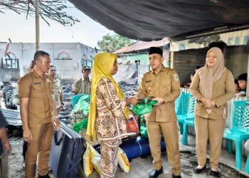 Bupati Yusra Al-Habsyi Serahkan Bantuan Korban Kebakaran Desa Tadoi