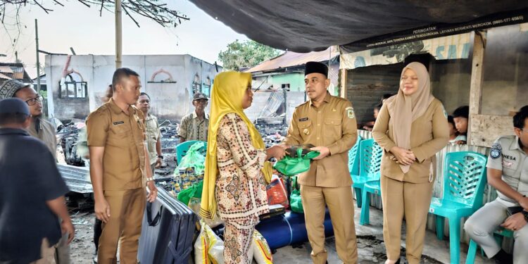 Bupati Yusra Al-Habsyi Serahkan Bantuan Korban Kebakaran Desa Tadoi