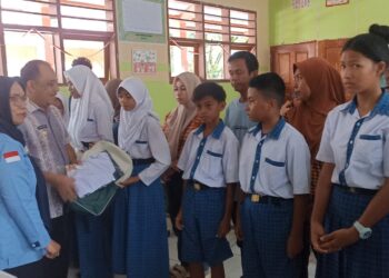 Seragam Gratis SD-SMP se-Bolmong Mulai Disalur, Bupati Yusra Serahkan Secara Simbolis