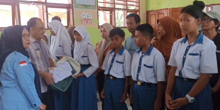 Seragam Gratis SD-SMP se-Bolmong Mulai Disalur, Bupati Yusra Serahkan Secara Simbolis