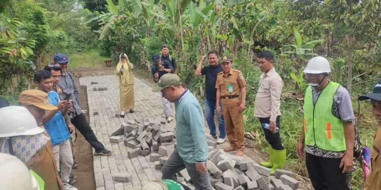 Tinjau Pekerjaan Padat Karya Otam Barat, Yusra Alhabsyi Inginkan Warga Mengawasi dan Bekerja