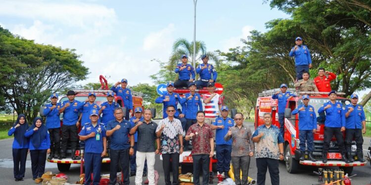 Wabup Dony Lumenta Serahkan Peralatan Damkar Akomodir Tiga Kecamatan