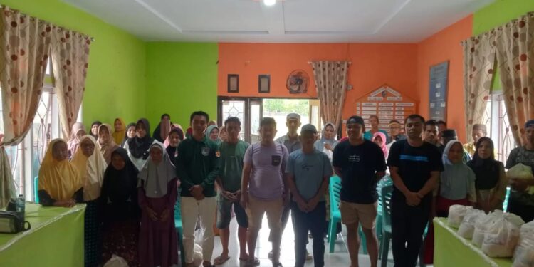 Jelang Ramadhan, Warga Penambang Busato Salurkan Paket Sembako 