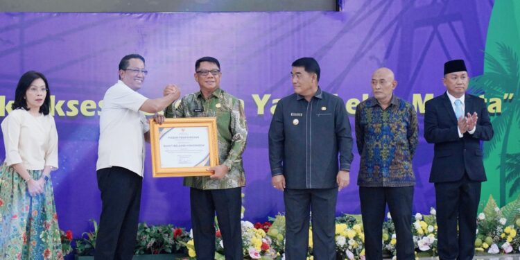 Pemda Bolmong Terima Penghargaan dari Menteri Hukum