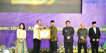 Bupati Oskar Manoppo Raih Penghargaan Menteri Hukum RI, Boltim Komit Perkuat Posbankum Desa