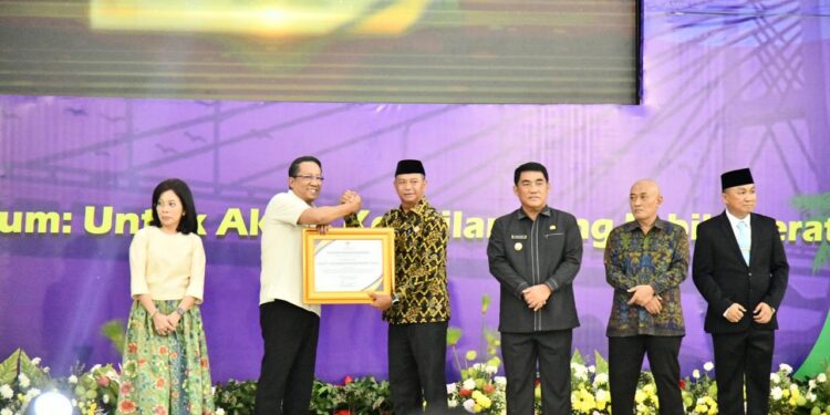 Bupati Oskar Manoppo Raih Penghargaan Menteri Hukum RI, Boltim Komit Perkuat Posbankum Desa