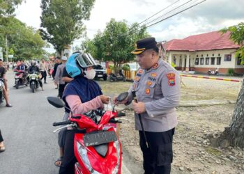 Kapolres Boltara Bagi-Bagi Takjil, Simbol Hadirnya Polri di Tengah Masyarakat 