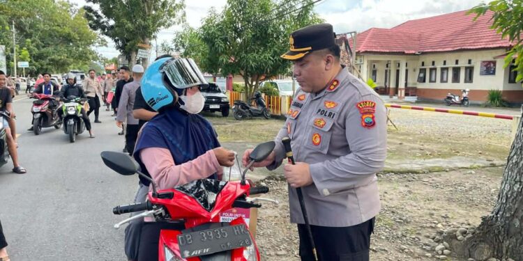 Kapolres Boltara Bagi-Bagi Takjil, Simbol Hadirnya Polri di Tengah Masyarakat 
